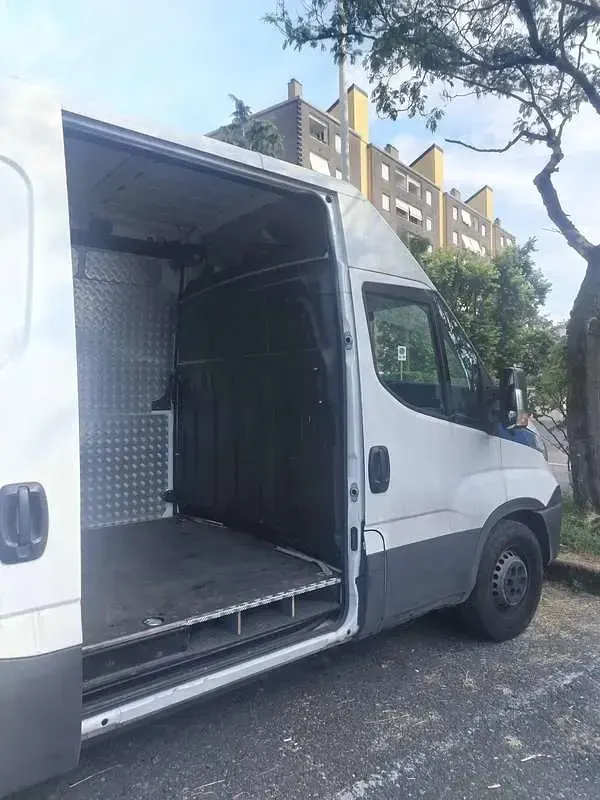 Usata Iveco Daily 776 CV (570 kW) 2018 Bianco Furgone