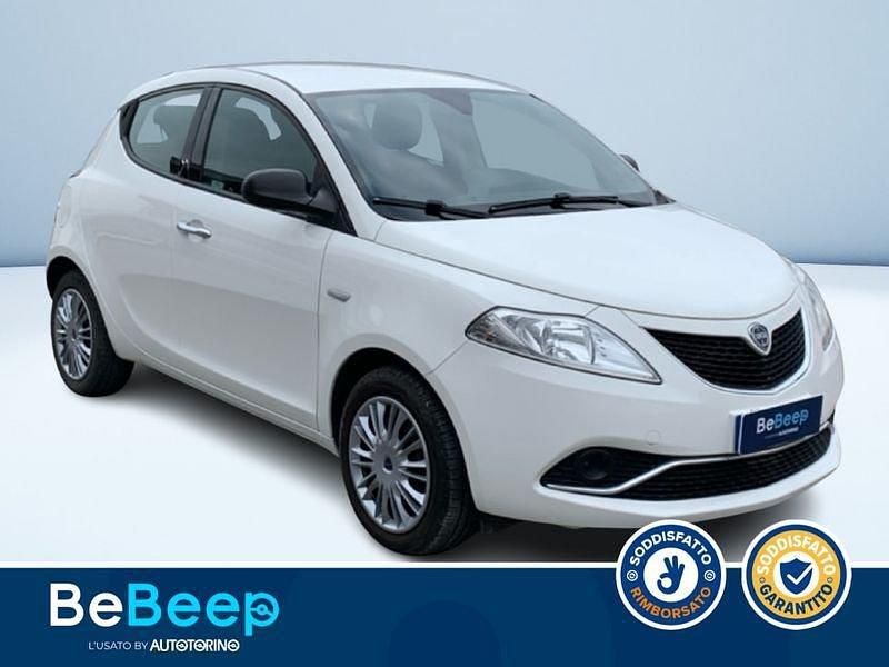 Usata Lancia Ypsilon Silver 69 CV (50 kW) 2017 Argento metallizzato Utilitaria