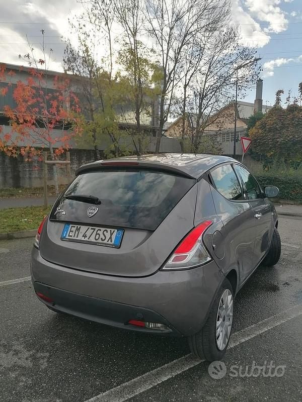 Usata Lancia Ypsilon 69 CV (50 kW) 2011 Grigio Utilitaria