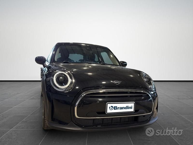 Usata Mini ONE Essential 75 CV (55 kW) 2022 Midnight black met. Utilitaria