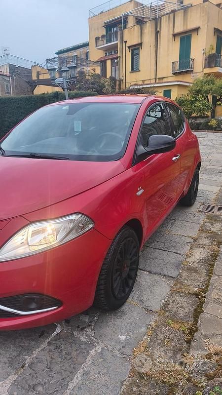 Usata Lancia Ypsilon Gold 69 CV (50 kW) 2017 Rosso Utilitaria