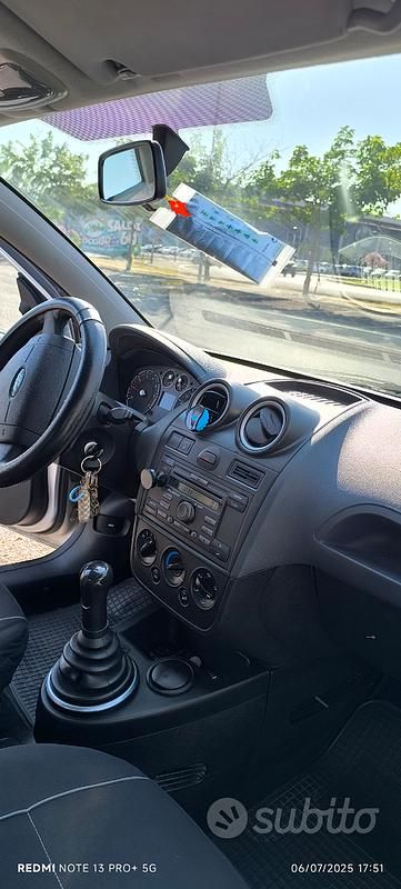 Usata Ford Fiesta 73 CV (53 kW) 2006 Grigio Utilitaria