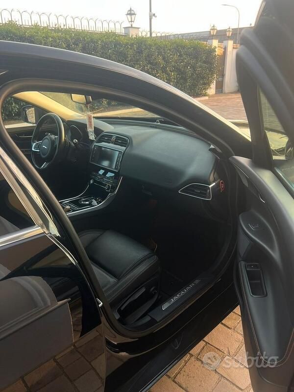 Usata Jaguar XE 180 CV (132 kW) 2018 Nero Berlina