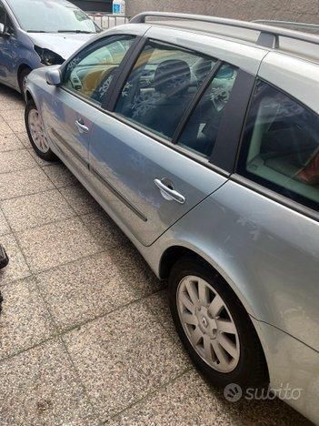 Usata Renault Laguna II 107 CV (78 kW) 2001 Grigio Station wagon
