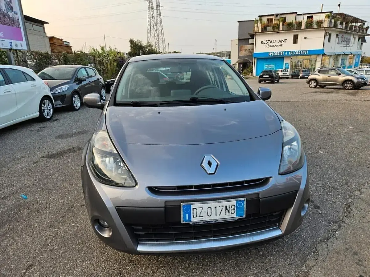 Usata Renault Clio II Luxe 75 CV (55 kW) 2010 Grigio Berlina