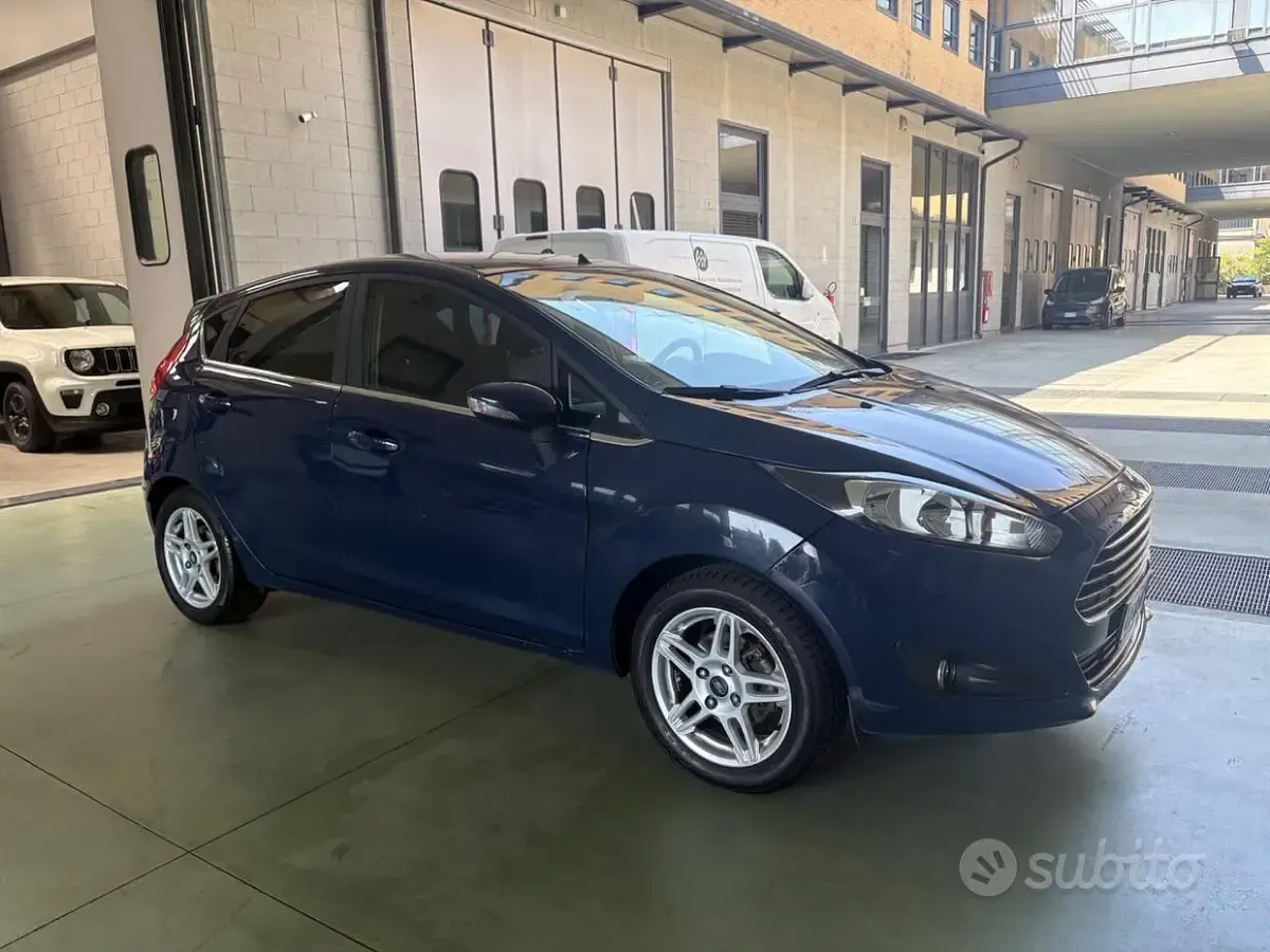 Usata Ford Fiesta Titanium 80 CV (58 kW) 2014 Bluazzurro Utilitaria