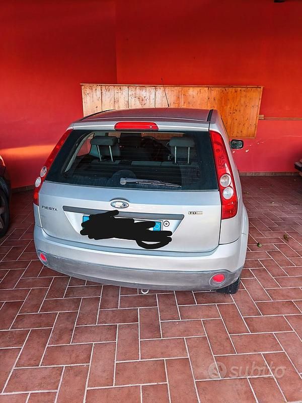 Usata Ford Fiesta 68 CV (50 kW) 2006 Grigio Utilitaria