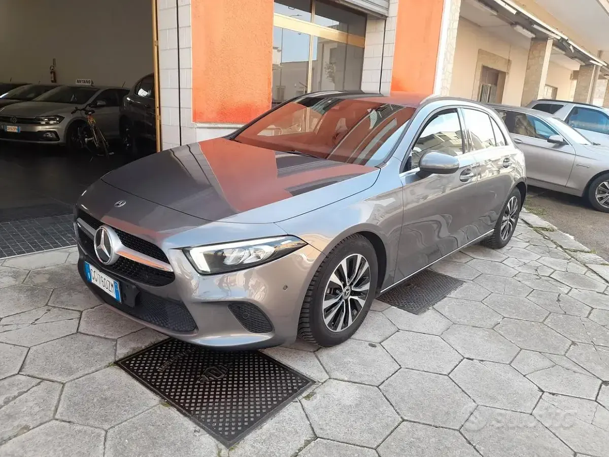 Usata Mercedes A180 Business 116 CV (85 kW) 2021 Grigio Berlina