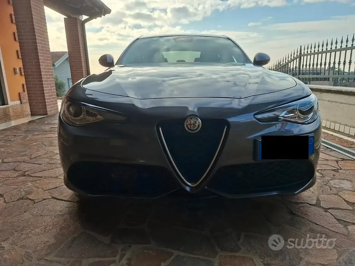 Usata Alfa Romeo Giulia 210 CV (154 kW) 2019 Grigio Berlina