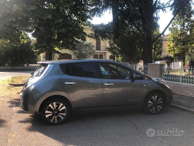 Grigio Usata 2016 Nissan Leaf Due volumi | 5900 € (Buon prezzo) - Immagine 1/4