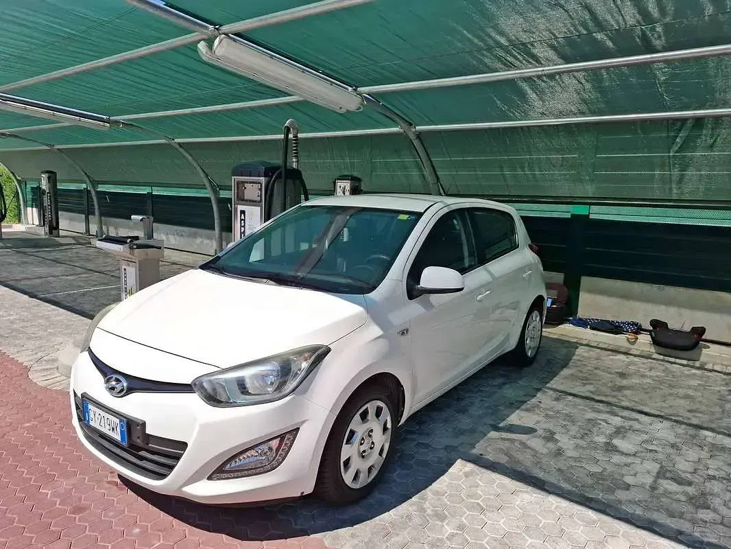 Usata Hyundai i20 Classic 84 CV (61 kW) 2013 Bianco Utilitaria