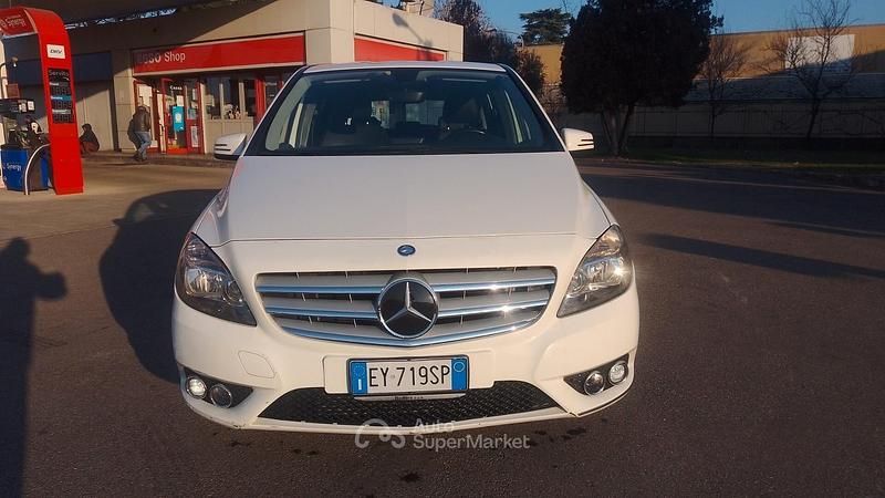 Usata Mercedes B180 Premium 109 CV (80 kW) 2015 Bianco Monovolume