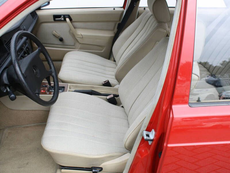 Usata Mercedes 190 90 CV (66 kW) 1985 Rosso Berlina