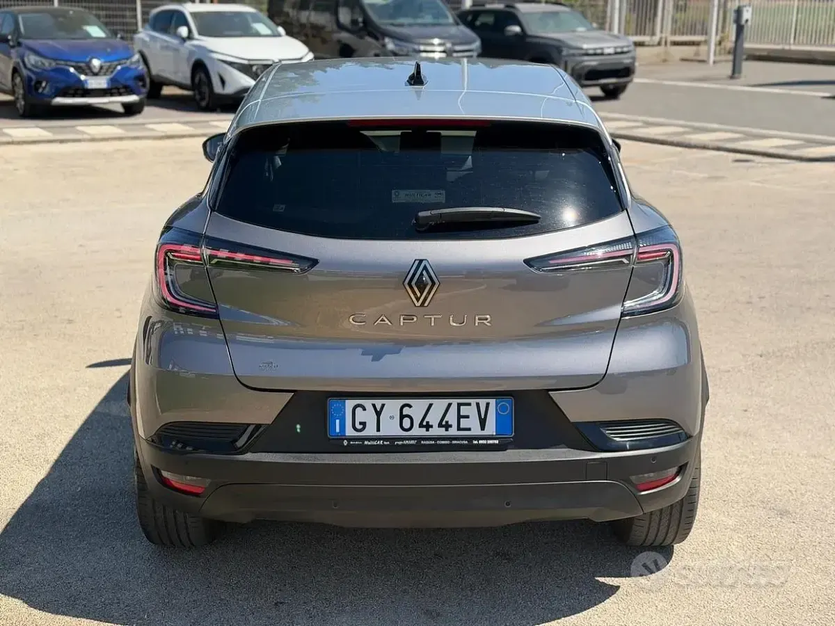 Usata Renault Captur Techno 101 CV (74 kW) 2025 Grigio SUV