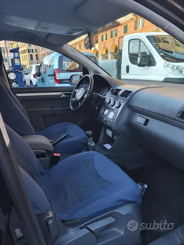 Käytetty VW Touran 105 HP (77 kW) 2006 Musta Tila-auto