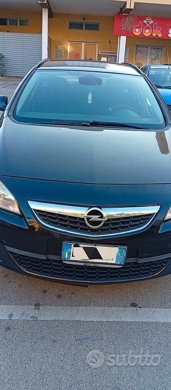 Nero Usata 2011 Opel Astra Tre volumi | 4000 € (Buon prezzo) - Immagine 1/4