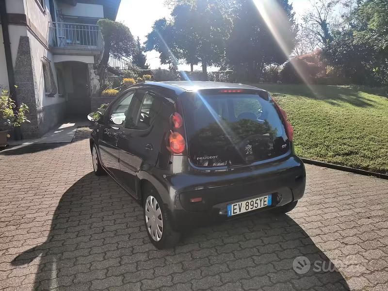 Usata Peugeot 107 68 CV (50 kW) 2014 Grigio Utilitaria