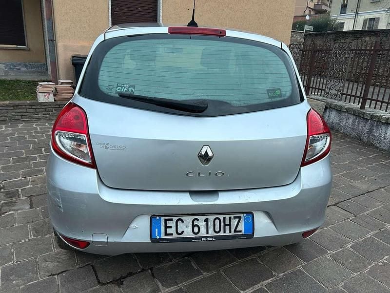 Usata Renault Clio II 75 CV (55 kW) 2010 Argento Berlina
