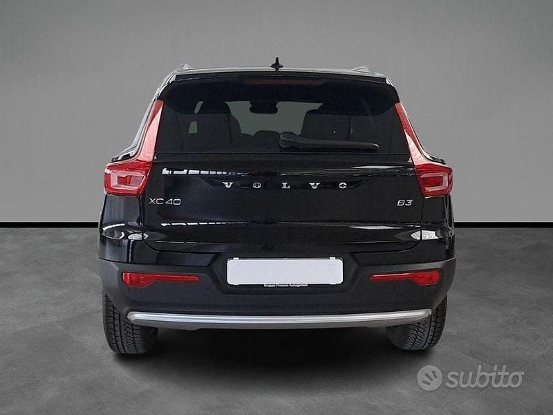 Usata Volvo XC40 163 CV (119 kW) 2023 Nero / pastello SUV