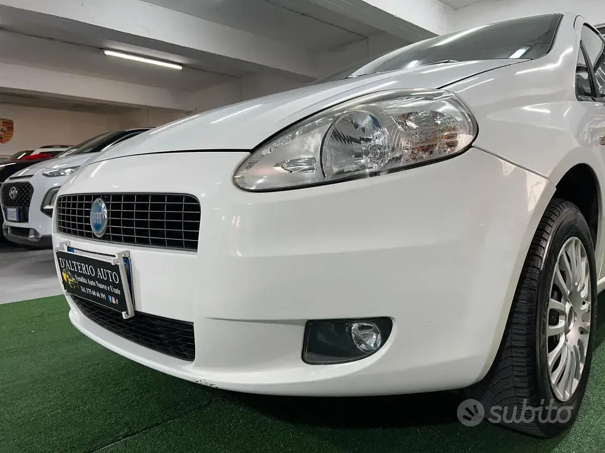 Usata Fiat Grande Punto Dynamic 69 CV (50 kW) 2009 Bianco Utilitaria