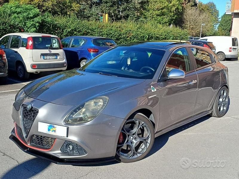 Grigio Usata 2013 Alfa Romeo Giulietta Quadrifoglio Verde Tre volumi | 13.990 € (Molto cara) - Immagine 1/4