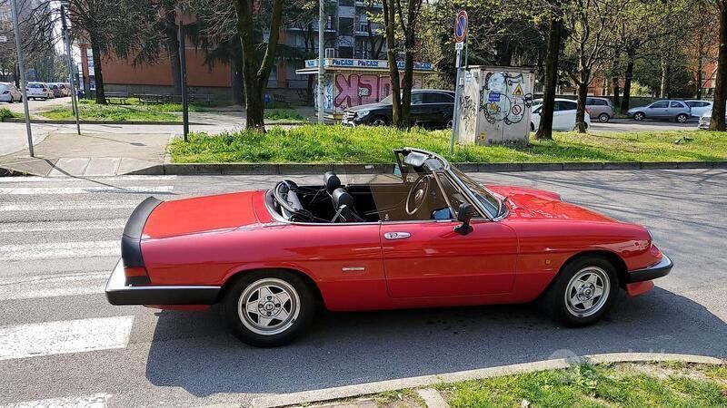 Usata Alfa Romeo Spider 101 CV (74 kW) 1987 Rosso Cabrio