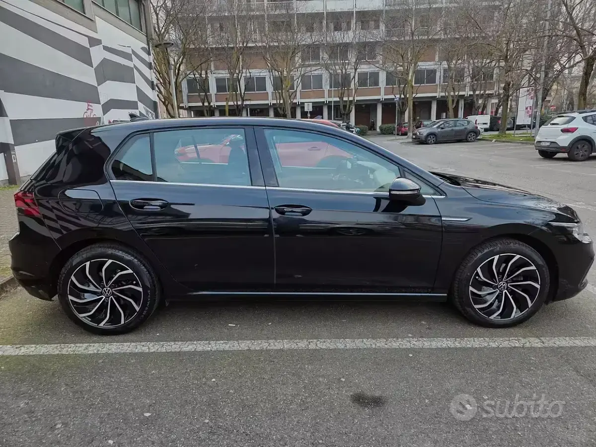 Usata VW Golf VIII 116 CV (85 kW) 2021 Nero Utilitaria