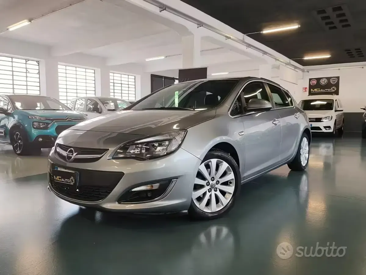 Usata Opel Astra Cosmo 140 CV (102 kW) 2014 Grigio Berlina