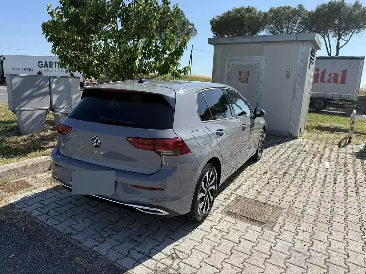 Usata VW Golf VIII 131 CV (96 kW) 2023 Grigio Berlina