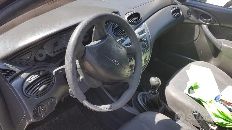Usata Ford Focus 90 CV (66 kW) 2002 Blu Berlina