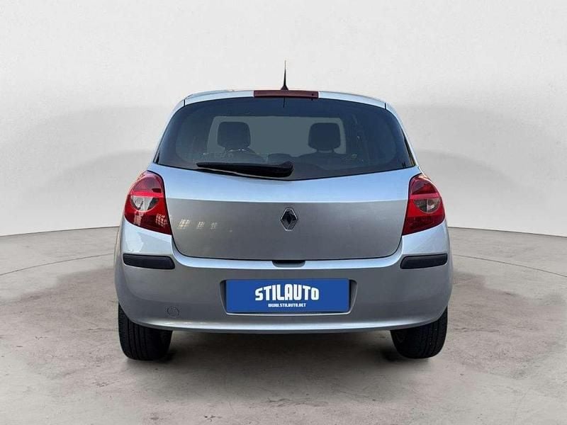 Usado Renault Clio II LE 85 CV (62 kW) 2008 Plateado Berlina