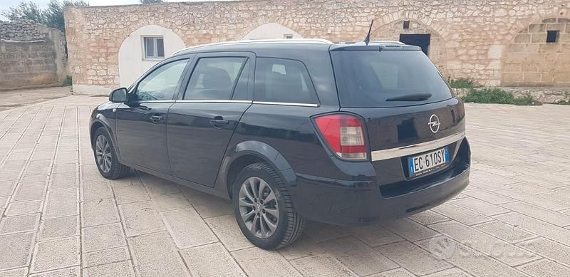 Usata Opel Astra 110 CV (80 kW) 2010 Nero Station wagon