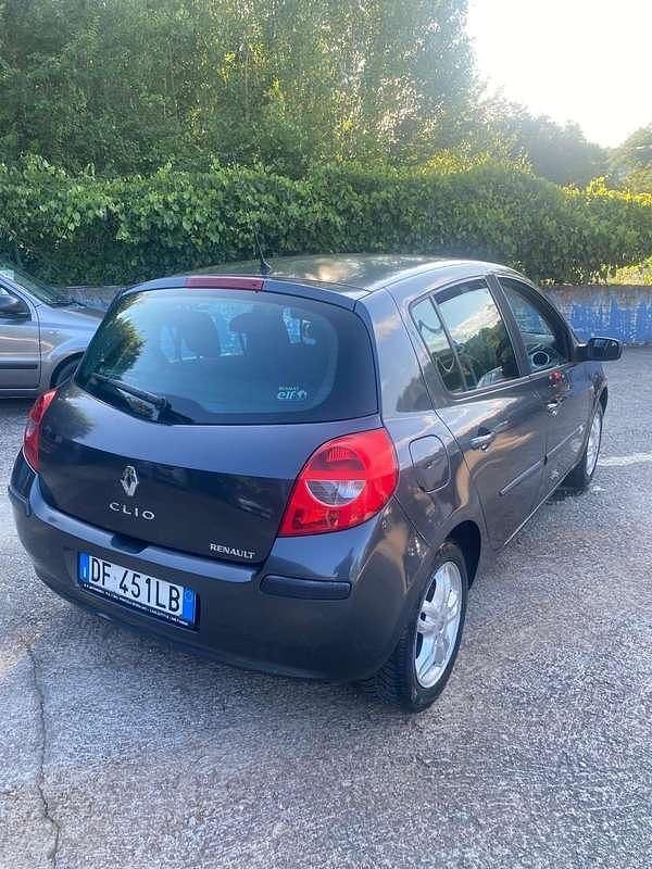 Usata Renault Clio II Luxe 75 CV (55 kW) 2007 Berlina