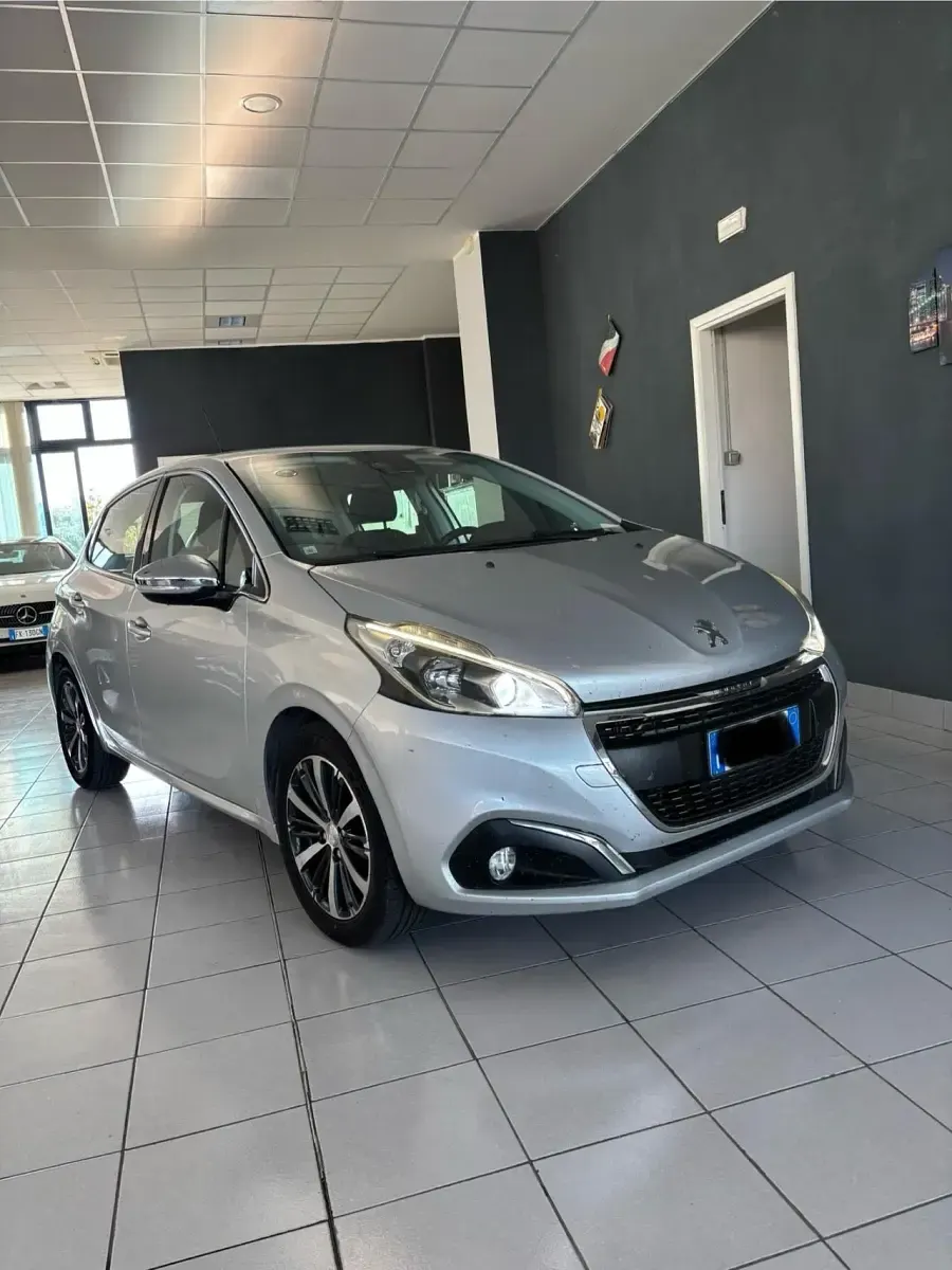 Usata Peugeot 208 Allure 75 CV (55 kW) 2017 Argento Utilitaria