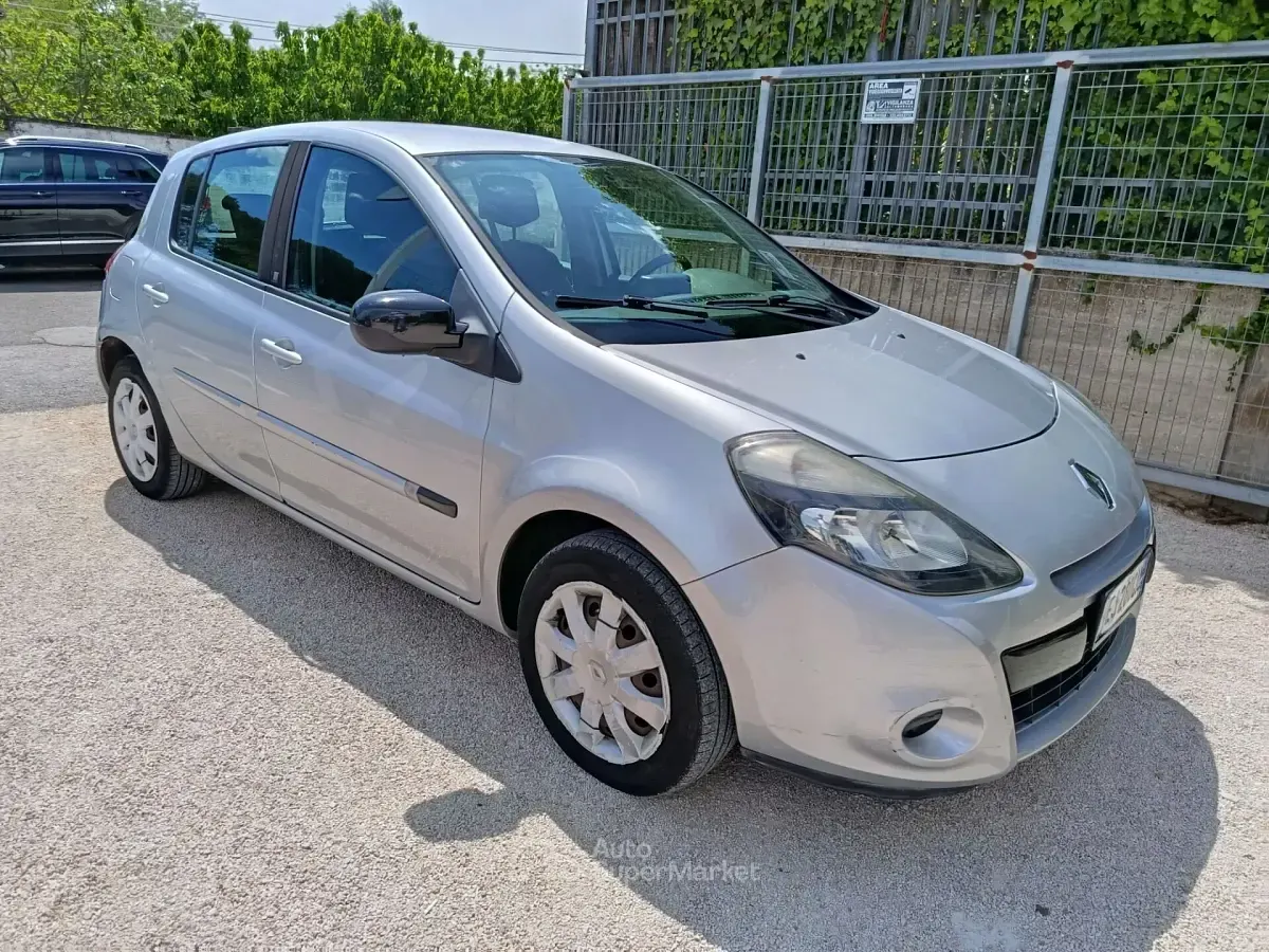 Usata Renault Clio II Dynamique 75 CV (55 kW) 2011 Argento Berlina