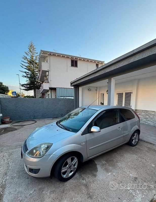 Grigio Usata 2008 Ford Fiesta Tre volumi | 3300 € - Immagine 1/4