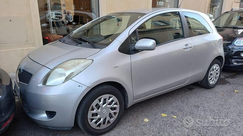 Usata Toyota Yaris 69 CV (50 kW) 2007 Grigio Utilitaria