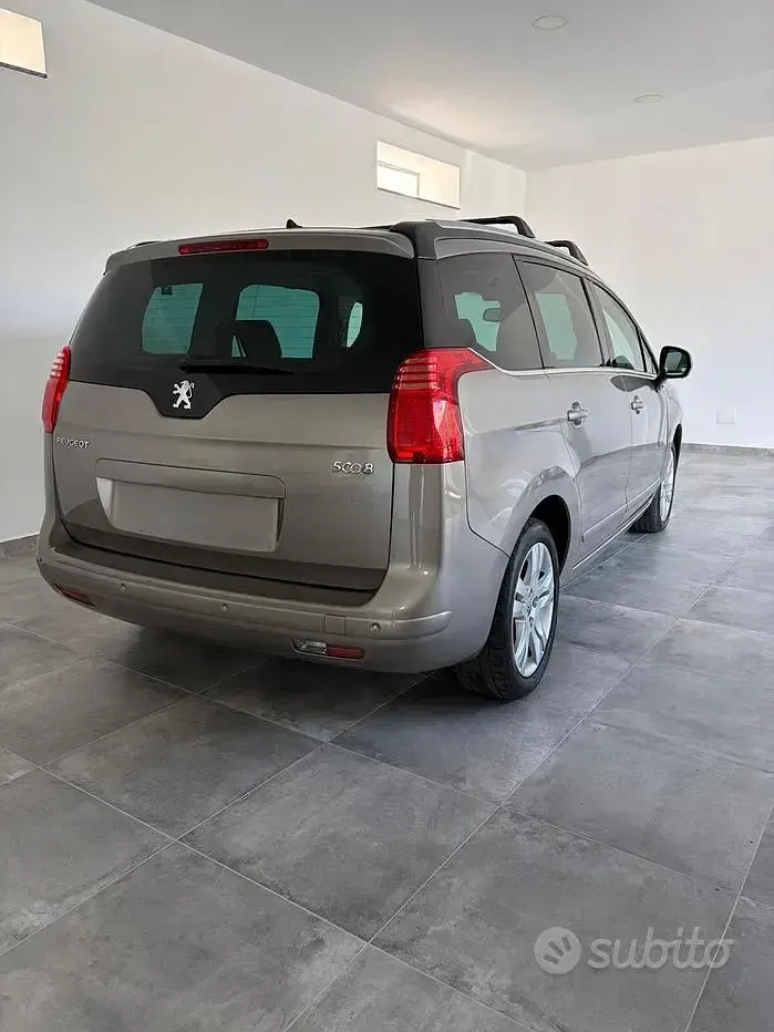 Usata Peugeot 5008 Premium 120 CV (88 kW) 2010 Grigio Monovolume