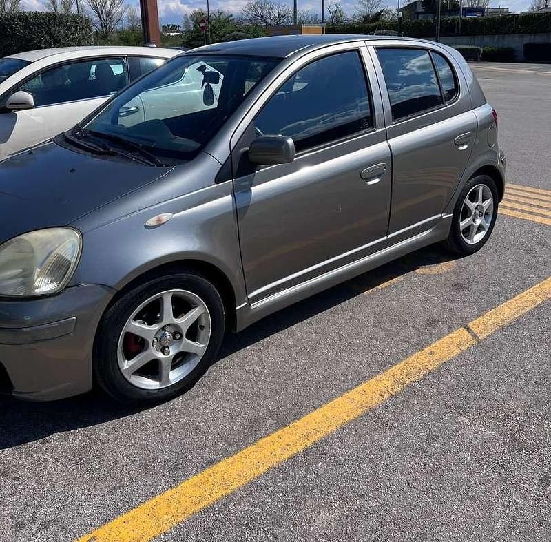Usata Toyota Yaris 105 CV (77 kW) 2005 Grigio Berlina