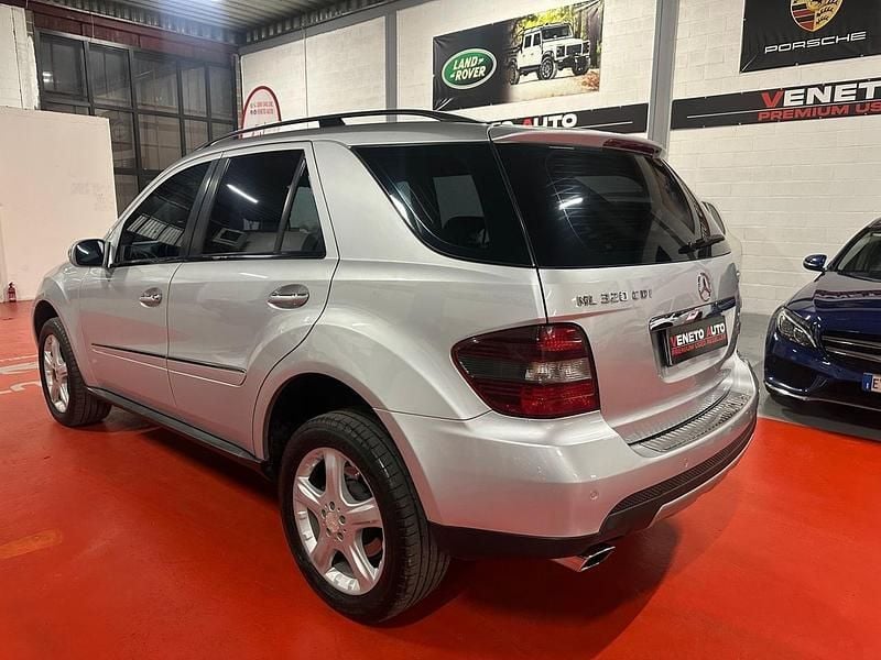 Usata Mercedes ML320 224 CV (164 kW) 2008 Argento SUV