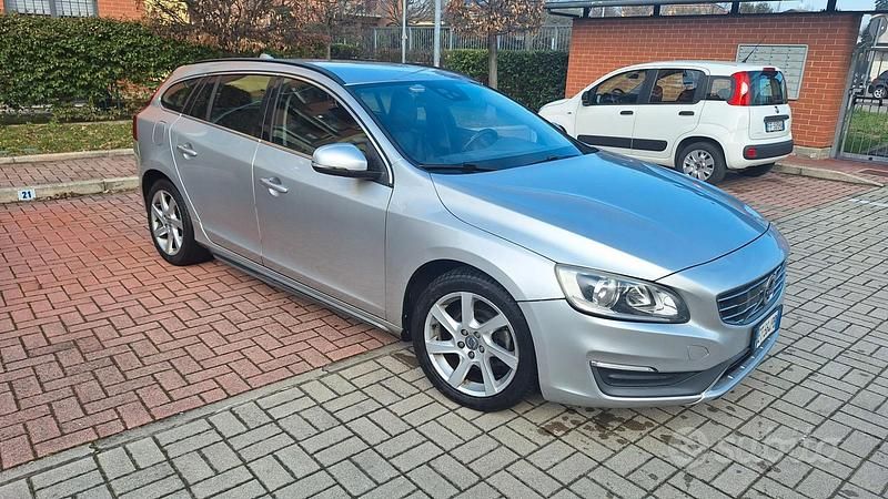 Usata Volvo V60 Momentum 181 CV (133 kW) 2014 Argento Station wagon