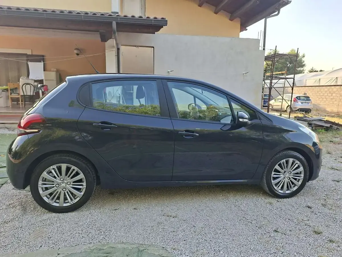 Usata Peugeot 208 Active 75 CV (55 kW) 2016 Other Utilitaria