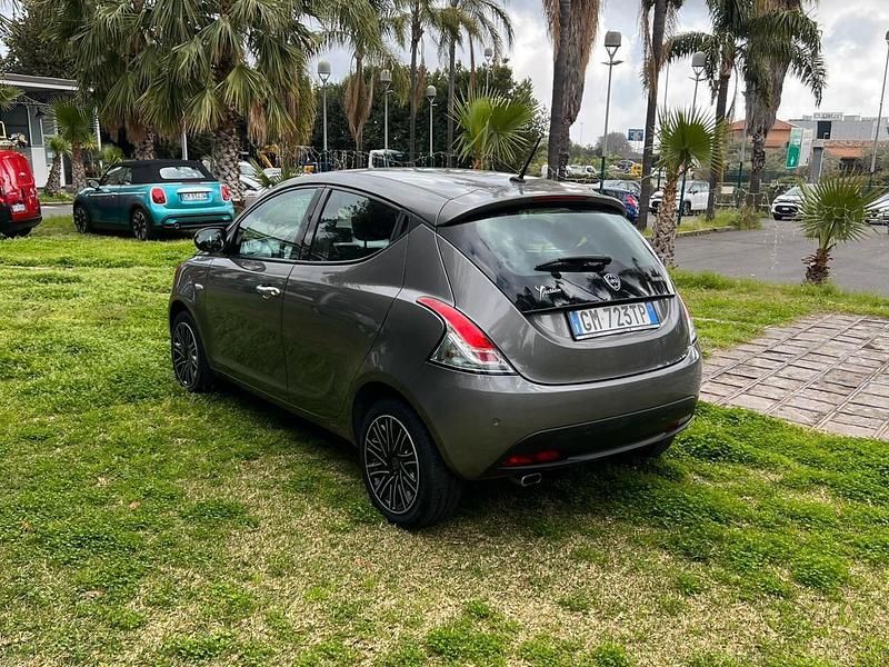 Usata Lancia Ypsilon Gold 69 CV (50 kW) 2023 Grigio Utilitaria