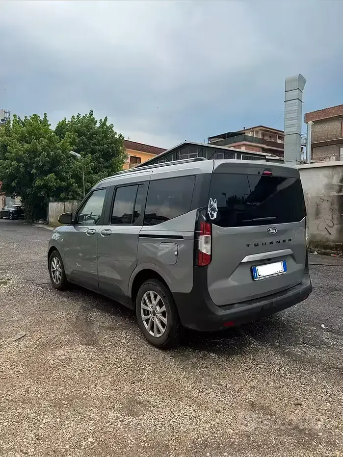Usata Ford Tourneo Courier 125 CV (91 kW) 2024 Grigio Monovolume