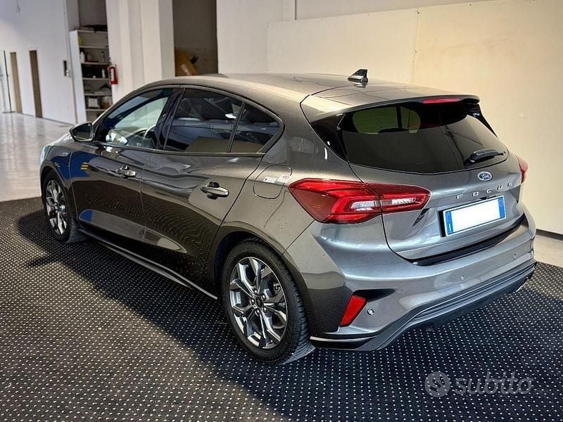 Usata Ford Focus ST-Line 116 CV (85 kW) 2024 Grigio scuro metallizzato Berlina