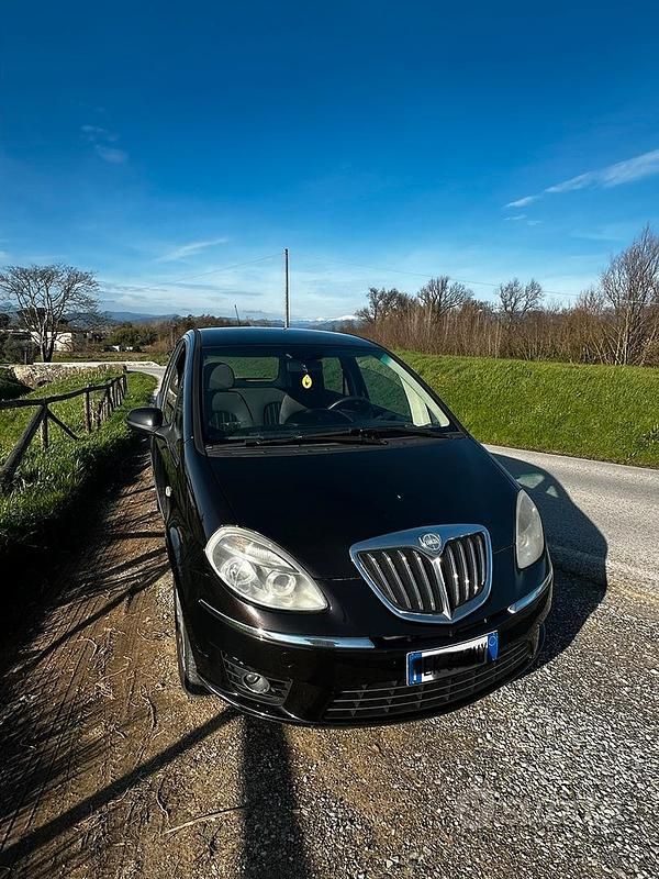 Usata Lancia Musa 95 CV (69 kW) 2011 Marrone Monovolume