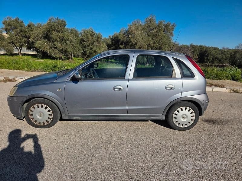 Usata Opel Corsa 69 CV (50 kW) 2006 Grigio Berlina