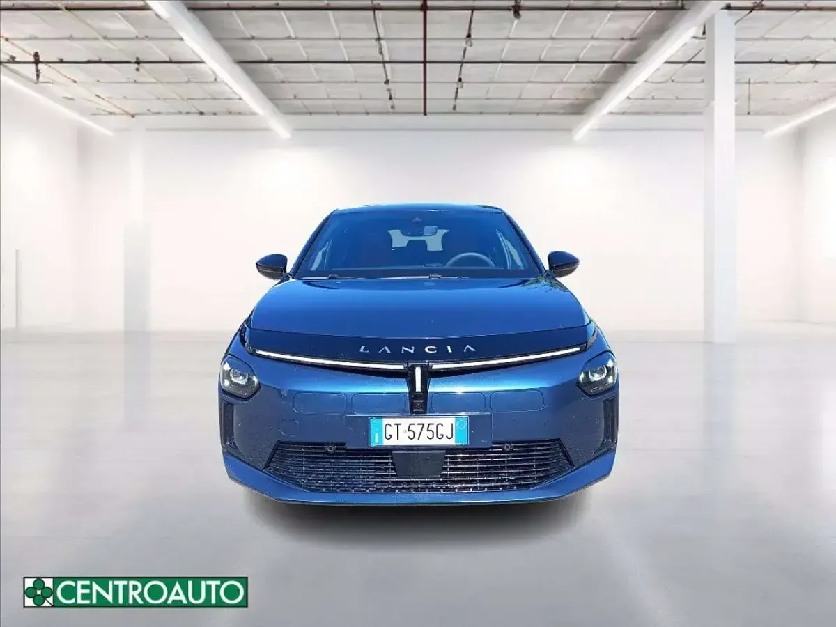 Usata Lancia Ypsilon 61 kW (84 CV) 2024 Blu metallizzato Utilitaria