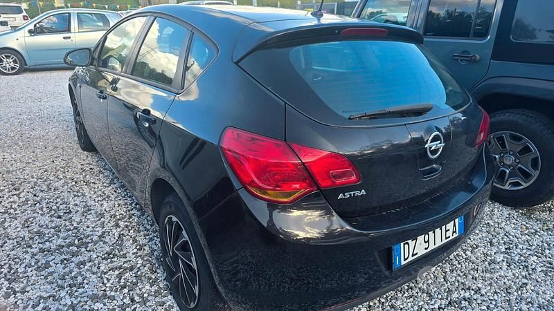 Usata Opel Astra 100 CV (73 kW) 2010 Nero Berlina