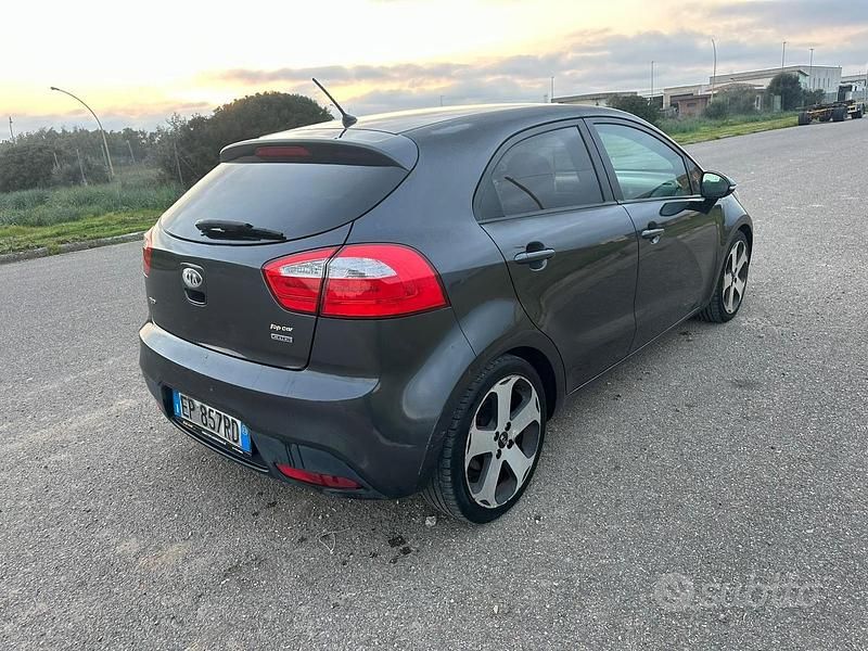 Usata Kia Rio 90 CV (66 kW) 2013 Grigio Berlina